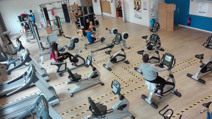 Dispositif mis en place dans une salle de sport du Mans pour respecter la distanciation physique. (RUDDY GUILMIN / RADIOFRANCE)