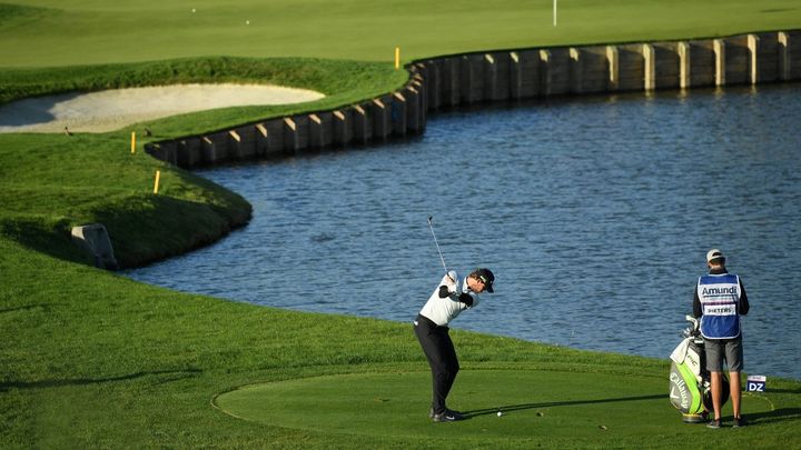 Thomas Pieters s'apprête à frapper un coup de la dropping zone après avoir mis sa balle dans l'eau lors de l'Open de France, le 16 octobre 2019, sur le Golf national de Guyancourt. (PHILIPPE MILLEREAU / KMSP)