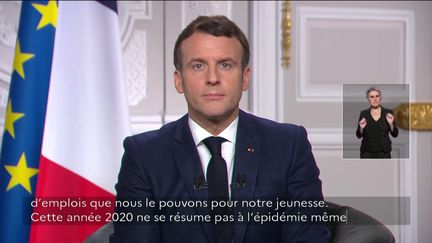 Emmanuel Macron présente ses vœux aux Français, le 31 décembre 2020, à l'Elysée. (FRANCEINFO)