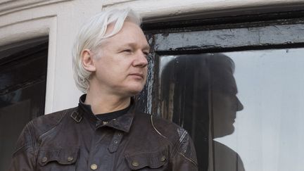 Le cofondateur de WikiLeaks sur le balcon de l'ambassade d'Equateur à Londres (Royaume-Uni), le 19 mai 2017. (ALEX MCNAUGHTON / SPUTNIK)