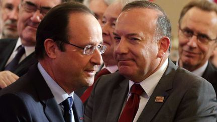 Le pr&eacute;sident fran&ccedil;ais, Fran&ccedil;ois Hollande, et le patron du Medef, Pierre Gattaz, &agrave; l'Elys&eacute;e, &agrave; Paris, le 21 janvier 2014.&nbsp; (PHILIPPE WOJAZER / AP / SIPA)