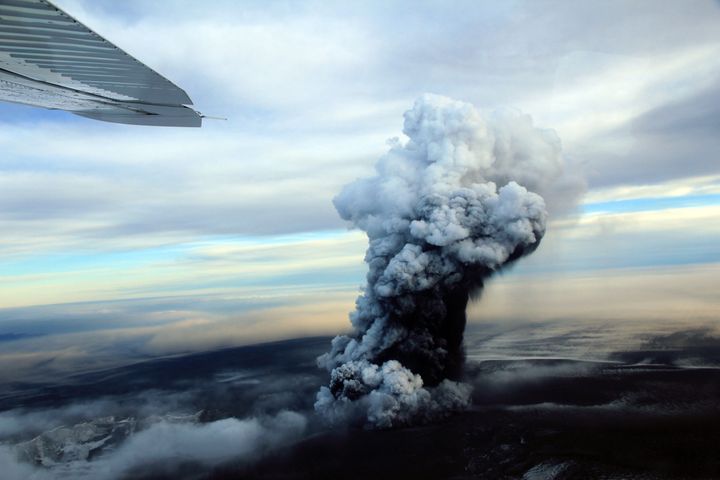 Un panache de cendres et de vapeur s'échappe du volcan&nbsp;Grimsvötn, le 24 mai 2011. (BJORN ODDSSON / AFP)