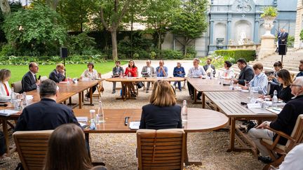 Des représentants de la Convention citoyenne pour le climat discutent avec des membres du gouvernement, dont Jean Castex et la ministre de l'Ecologie Barbara Pompili, le 20 juillet 2020 à Matignon. (XOSE BOUZAS / AFP)