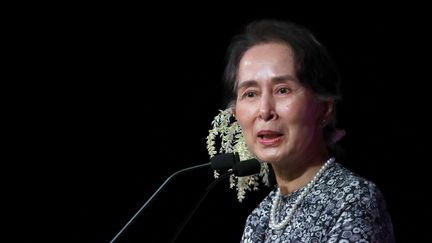 L'ancienne dirigeante&nbsp;birmane Aung San Suu Kyi, ci-contre en novembre 2018, a été condamnée lundi 6 décembre 2021 à deux ans de prison pour&nbsp;pour incitation aux troubles publics et violation des règles sanitaires. (HOW HWEE YOUNG / EPA)