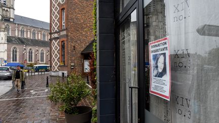 Des affiches avaient été installées pour retrouver la jeune fille à Wambrechies (Nord), le 25 avril 2018. (PHILIPPE HUGUEN / AFP)