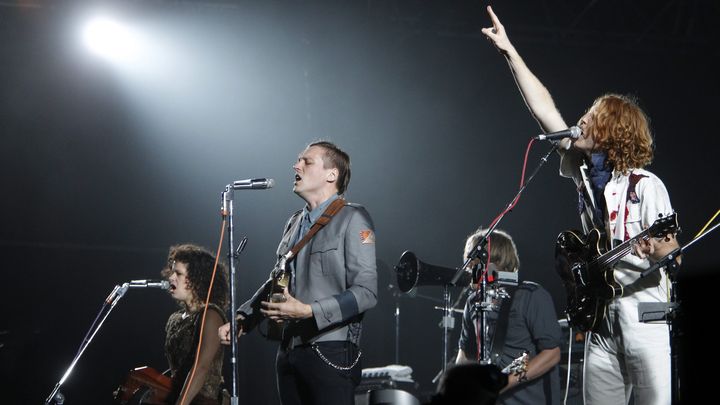 Le 29 août 2010, le groupe canadien Arcade Fire cloture Rock en Seine, sous des trombes d'eau. (FRÉDÉRIC DUGIT / MAXPPP)