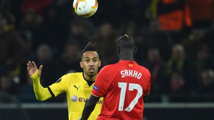 Pierre-Emerick Aubameyang face à Mamadou Sakho.  (BERND THISSEN / DPA)