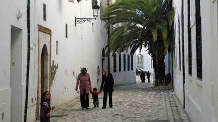 s'ils joueront au foot plus tard... En Tunisie, le taux de fécondité a baissé. Au début des années 90, il était de 3,4 enfants par femme. Il n'est plus aujourd'hui que de 2,1. A tel point que les démographes prévoient un vieillissement de la population d'ici une vingtaine d'années. (FTV - Laurent Ribadeau Dumas)