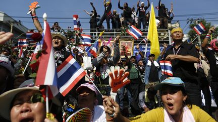 Bangkok (Tha&iuml;lande), le 25 novembre 2013, les manifestants demandent la d&eacute;mission du gouvernement. (DAMIR SAGOLJ / REUTERS)