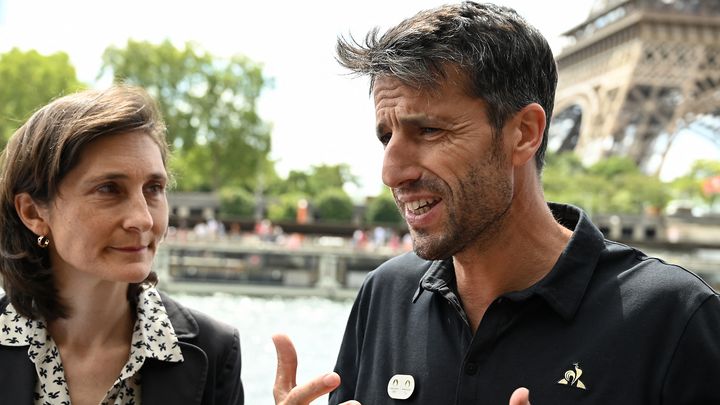 La ministre des Sports et des Jeux olympiques et paralympiques, Amélie Oudéa-Castéra, et Tony Estanguet, le président du Comité d'organisation des Jeux de Paris 2024, le 17 juillet 2023. (BERTRAND GUAY / AFP)