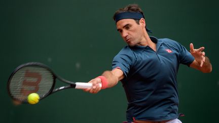 Roger Federer va retrouver la terre battue parisienne à l'occasion de cette édition 2021 de Roland-Garros. (FABRICE COFFRINI / AFP)