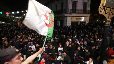 Les Algériens sont descendus dans la rue dans la nuit du 3 au 4 mars 2019, comme ici à Alger, pour protester contre la nouvelle candidature du président sortant Abdelaziz Bouteflika. (FAROUK BATICHE / ANADOLU AGENCY)