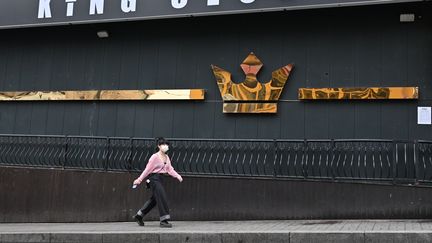 Une passante portant un masque devant une discothèque dans le quartier d'Itaewon, à Séoul (Corée du Sud), le 10 mai 2020.&nbsp; (JUNG YEON-JE / AFP)