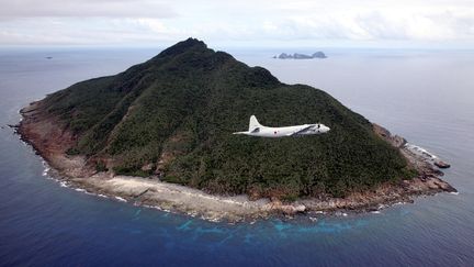 Un avion japonais vole &agrave; proximit&eacute; des &icirc;les Senkaku, le 13 octobre 2011, en mer de Chine. (JAPAN POOL / AFP)