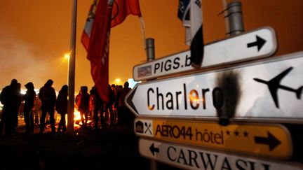 Les gr&eacute;vistes bloquent l'entr&eacute;e de l'a&eacute;roport de Charleroi (Belgique), le 30 janvier 2012 au matin. (VIRGINIE LEFOUR / BELGA / AFP)