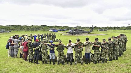 Des militaires colombiens et des membres de la communauté indigène se préparent à une nouvelle session de recherche, le 21 mai, dans la région de Caqueta, en Colombie. (COLOMBIAN ARMY / AFP)