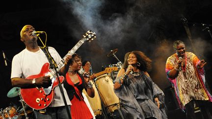 Jacob Desvarieux, à gauche, et Jocelyne Béroard (au centre, en gris) du groupe Kassav lors d'un concert le 1er mai 2009 à Abidjan, en Côte d'Ivoire. (KAMBOU SIA / AFP)