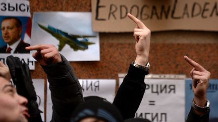 Plusieurs centaines de manifestants s'en prennent à la façade de l'ambassade de Turquie, brisant les vitres avec des pierres et surnommant le chef de l'Etat turc «ErdoganLaden», en référence à Ben Laden, sans que la police intervienne. De leur côté, les autorités russe et turque ont préféré désamorcer l'escalade entre les deux pays, même si Moscou dénonce une «provocation planifiée» à propos du crash d'un avion de guerre russe abattu par 2 F-16 turcs. La Russie «ne fera pas la guerre à la Turquie, (ses) relations avec le peuple turc n'ont pas changé», a promis le ministre des Affaires étrangères Sergueï Lavrov. De gros contrats économiques sont en jeu. En revanche, cet incident, le plus grave depuis le début de l'intervention russe en Syrie il y a deux mois, risque de rendre encore plus difficile l'adhésion de la Russie à une coalition antiDaech, après les attentats de Paris. (KIRILL KUDRYAVTSEV / AFP)