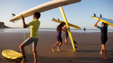 Auparavant, les parents refusaient que leurs filles rejoignent le club, considérant la mer comme trop dangereuse. Des milliers de migrants marocains s’y sont noyés en voulant rejoindre l’Europe. Mais depuis qu’une des sœurs de l’un des surfeurs participe aux entraînements, les familles ont fini par accepter.&nbsp; &nbsp; (REUTERS / IMANE DJAMIL)