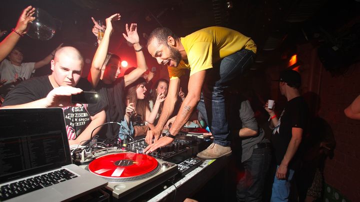 DJ Mehdi en plein effet aux platines... (ROMAIN BOURVEN / ED REC / MIXMAG VIA ARTE.TV)