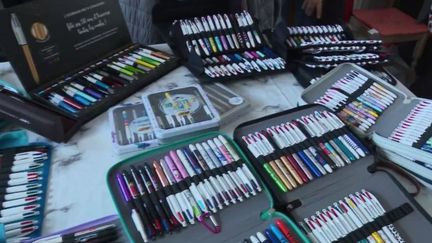 Papeterie :&nbsp;le stylo quatre couleurs revient à la mode dans les trousses des écoliers (France 2)