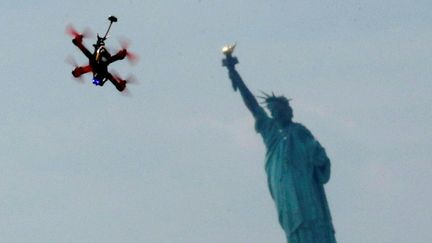 Un drone à proximité de la statue de la Liberté à New York, en août 2016. (KENA BETANCUR / AFP)