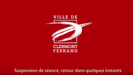 &nbsp; (Le maire de Clermont-Ferrand a demandé une interruption de séance puis l'évacuation du conseil municipal après l'irruption des manifestants © Capture d'écran de la vidéo du conseil municipal)