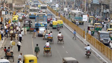 Circulation dans une rue de New Dehli, au c&oelig;ur de Dehli, en Inde, le 22 mars 2004. (THOMAS IMO / PHOTOTHEK / GETTY IMAGES)