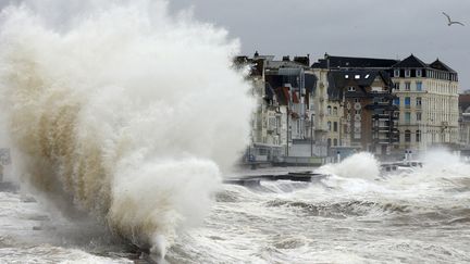 Des vagues s'&eacute;crasent contre la jet&eacute;e &agrave; Wimereux (Pas-de-Calais), le 4 novembre 2013. (PASCAL ROSSIGNOL / REUTERS)