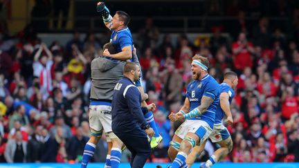 Les Italiens célèbrent leur victoire au pays de Galles lors du Tournoi des six nations, le 19 mars 2022. (GEOFF CADDICK / AFP)