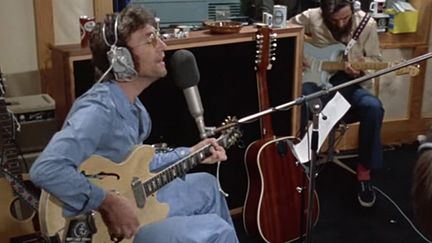 John Lennon dans la vidéo exhumée de "How Do You Sleep ?" en studio en 1971.
 (saisie écran)