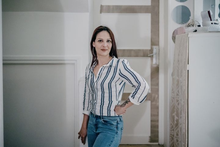 Aurélie pose dans son appartement de Pont-Sainte-Maxence, le 31 janvier 2022. (PIERRE MOREL / FRANCEINFO)