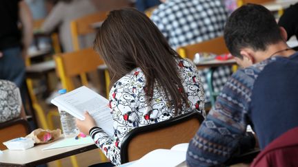 Des lycéens passent l'épreuve de philosophie du baccalauréat le 17 juin 2015 &nbsp;à Lambersart (Nord). (CITIZENSIDE/THIERRY THOREL / AFP)