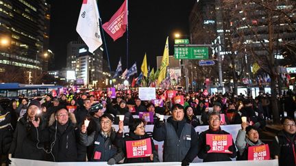 Des manifestants défilent pour réclamer la destitution du président Yoon Suk-yeol, le 4 décembre 2024, à Séoul (Corée du Sud). (PHILIP FONG / AFP)