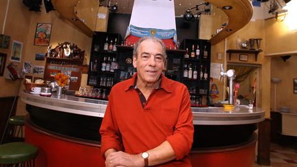 L'acteur Michel Cordes sur le tournage d'un épisode de "Plus belle la vie" dans le bar "Le Mistral" dont son personnage, Roland Marci, était le patron, le 1 octobre 2008. (GUILLAUME BONNEFONT / MAXPPP)