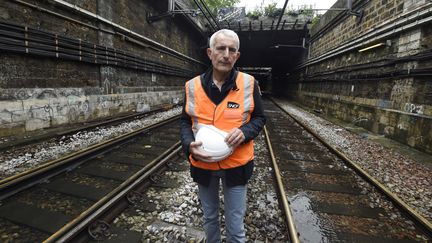 Guillaume Pepy, lors de l'inspection des voies endommagées du RER C par la crue de la Seine, à Paris, le 4 juin 2016.&nbsp; (DOMINIQUE FAGET / AFP)