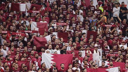 Des supporters du Qatar pendant le match face à l'Equateur, le 20 novembre 2022 à Doha.&nbsp; (KARIM JAAFAR / AFP)