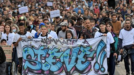 Des manifestants&nbsp;lors d'une marche en hommage à Steve Maia Caniço, à Nantes (Loire-Atlantique), le 21 juin 2021. (LOIC VENANCE / AFP)