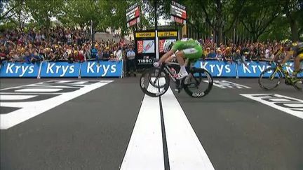 Tour de France : Mark Cavendish ravit le sprint d'une courte tête à Angers