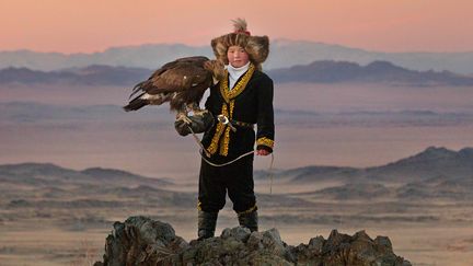 Aisholpan dans une scène du documentaire "La Jeune fille et son aigle" (ARP SELECTION)