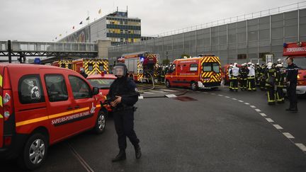 Des voitures de police et des pompiers se trouvent devant l'aéroport d'Orly, samedi 18 mars 2017. (CHRISTOPHE SIMON / AFP)