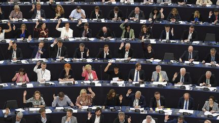 Des membres du Parlement européen participent à une séance de vote lors d'une session plénière au Parlement européen à Strasbourg, le 8 juin 2022. (FREDERICK FLORIN / AFP)