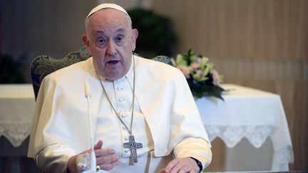 Le pape François donne sa bénédiction lors de la prière de l'Angélus, le 26 novembre 2023 au Vatican. (VATICAN MEDIA / CPP / HANS LUCAS / AFP)