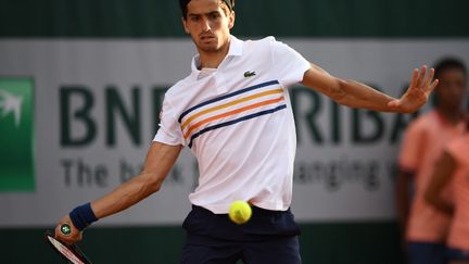 Pierre-Hugues Herbert, lors de sa rencontre contre&nbsp;John Isner, le 2 juin 2018, à Roland Garros. (ERIC FEFERBERG / AFP)