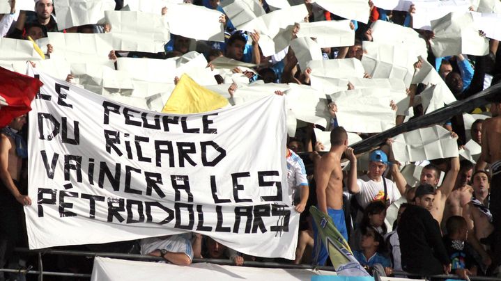 Une banderole de supporters de l'OM lors d'un OM-PSG au Stade V&eacute;lodrome de Marseille, le 7 octobre 2012.&nbsp; (NIVIERE/VILLALONGA KARINE/SIPA)