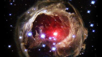 L'&eacute;toile V838 Monocerotis est entour&eacute;e d'un halo de lumi&egrave;re, appel&eacute; &eacute;cho lumineux, en f&eacute;vrier 2004. En janvier 2002, l'&eacute;toile est devenue 600 000 fois plus lumineuse que le Soleil, avant de s'&eacute;teindre en avril. (SPACE TELESCOPE SCIENCE INSTITUT)