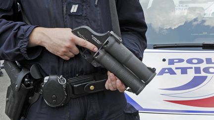 Un policier français tenant un Flash-Ball, le 2 juillet 2009 en Seine-Saint-Denis (BERTRAND GUAY / AFP)