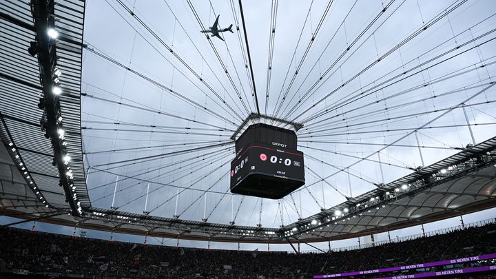 Le stade de Francfort et son écran central, le 18 mai 2024, lors du match de l'Eintracht contre le RB Leipzig. (KIRILL KUDRYAVTSEV / AFP)