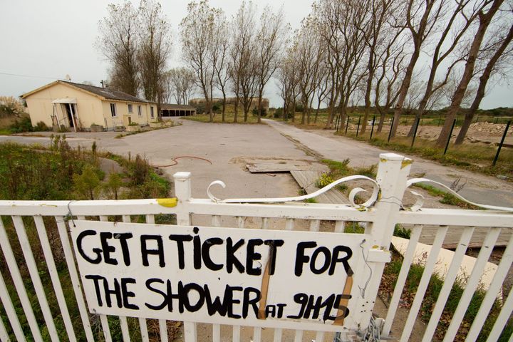 Calais, le 17 octobre 2017. La jungle de Calais, un an après. L'ancien centre Jules Ferry, à l'abandon en attendant sa destruction totale. (JOHAN BEN AZZOUZ / MAXPPP)