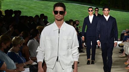 Armani printemps-été 2022 à la Milan Fashion Week, le 21 juin 2021 (MIGUEL MEDINA / AFP)